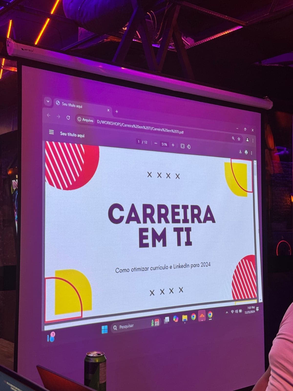 Projection screen with a Portuguese slide titled IT careers, about optimizing resumes and LinkedIn for 2024.